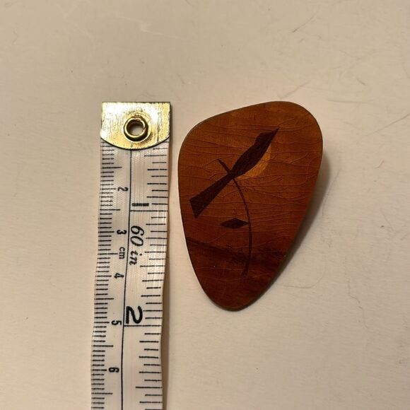 Smooth polished wooden bird pin teardrop shaped - Picture 3 of 3